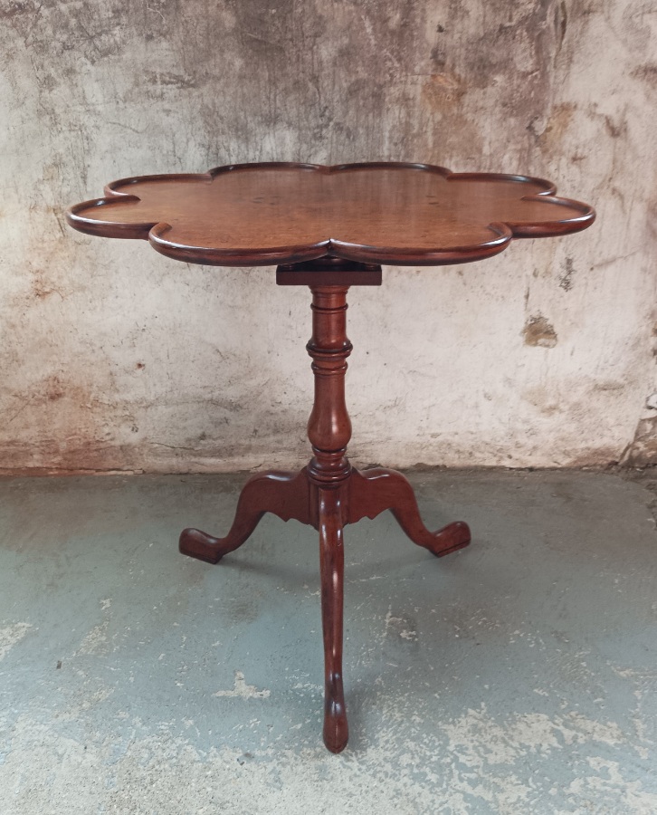 Georgian Style Revolving Lobed Pie Crust Tilt Top Table. (1).jpg